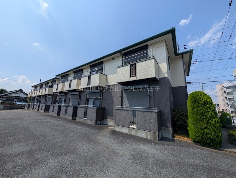 駅、徒歩２分。収納設備充実。