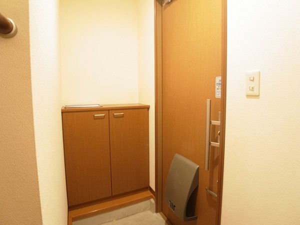 パインズD 玄関
