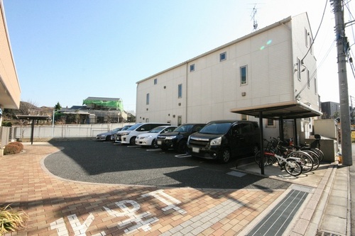 グローリエB 駐車場