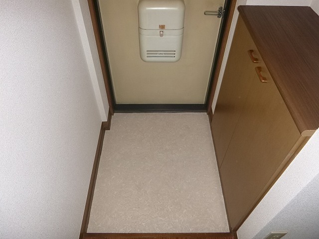 ドルフ小机 玄関