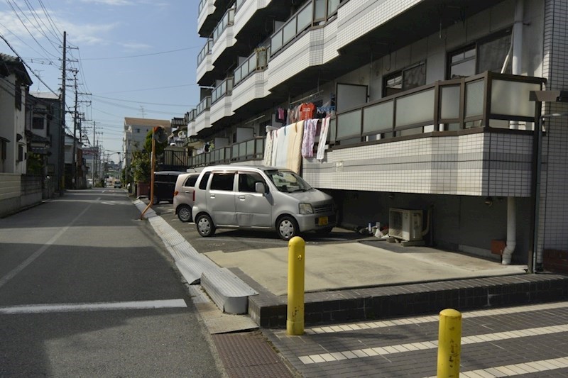グランデール中宮 駐車場