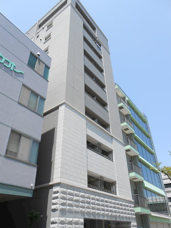 10階建て。オシャレな外観。
