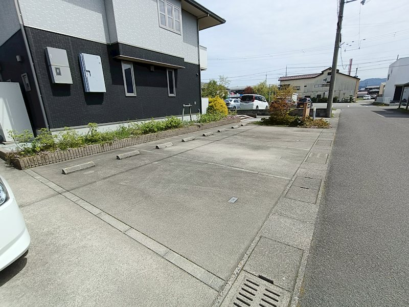 シャーメゾン悠 駐車場
