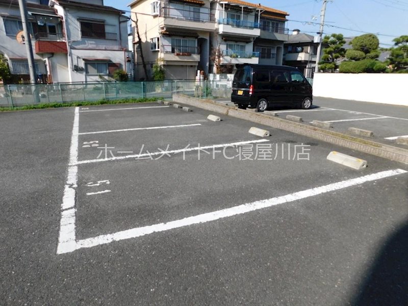 ジェントリーズ岡田 駐車場