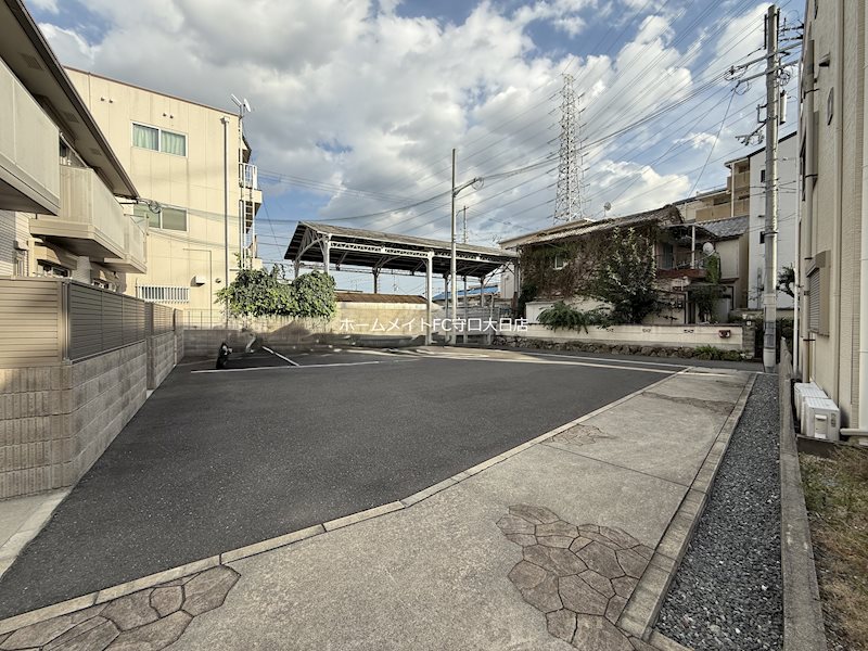 アザレア 駐車場