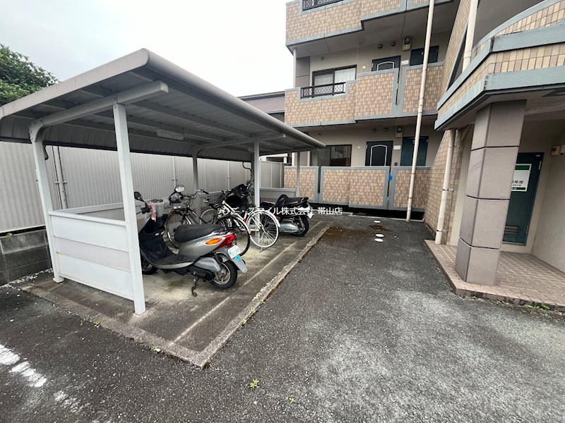 シャトー建川 駐車場