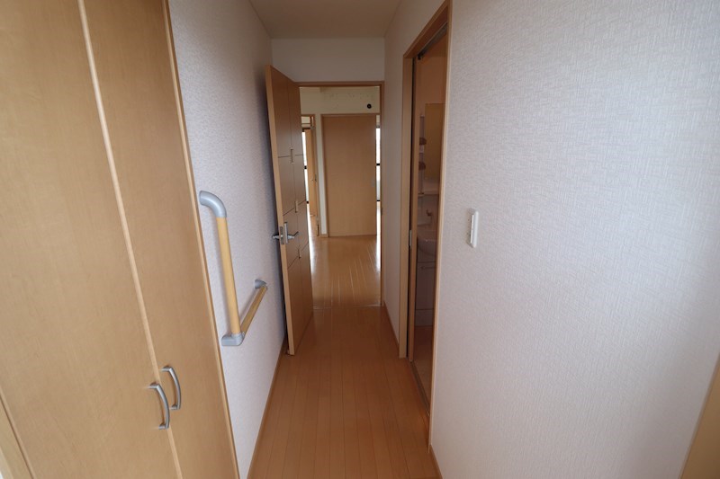 ファミール守山 玄関