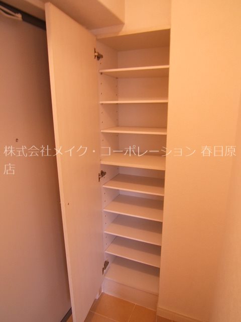 写真は同型タイプ メルベージュ中央 玄関