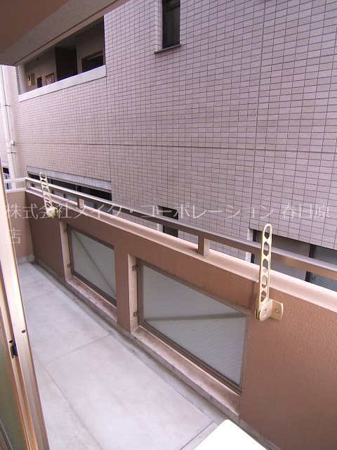 写真は同型タイプ メルベージュ中央 ベランダ