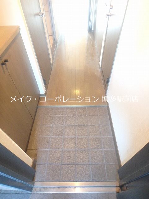 ※室内写真は棟内別部屋参考写真です サーパス博多駅前 玄関