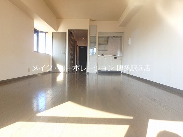 ※室内写真は棟内別部屋参考写真です サーパス博多駅前 リビング