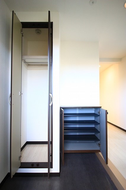 ル・リオン初生 玄関