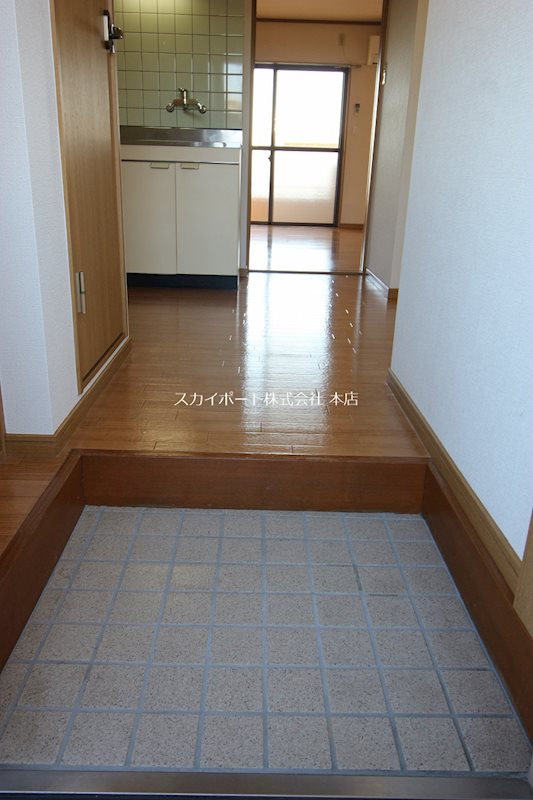 アバンダント初生 玄関