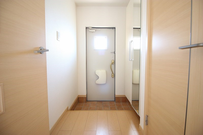 はばたきＢ 玄関
