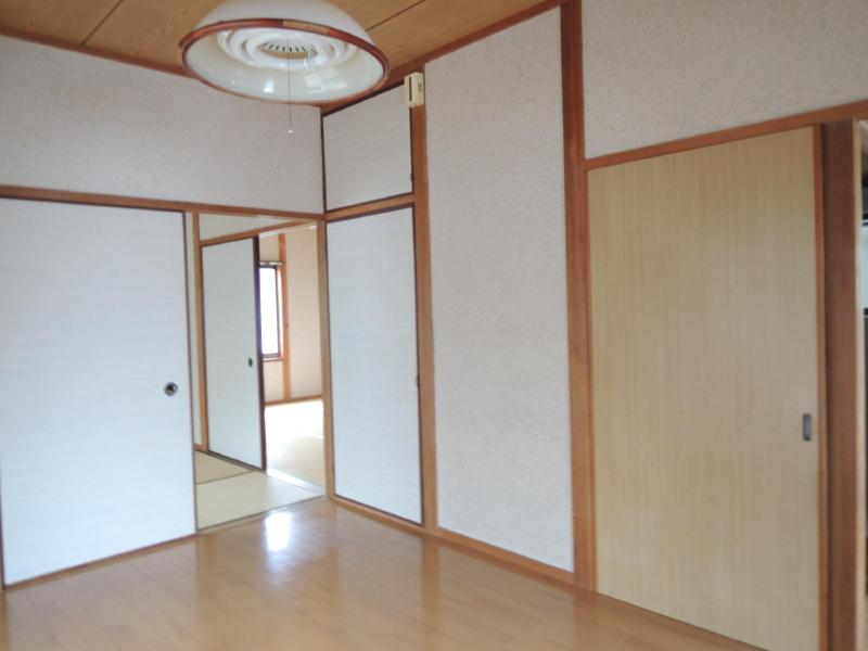 愛媛県新居浜市新田町２丁目 リビング