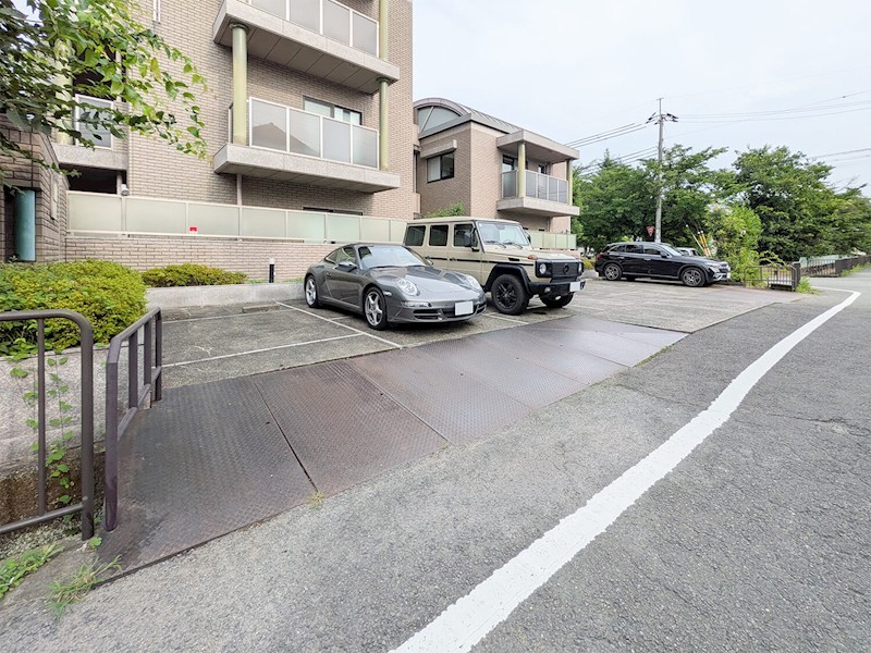 ラシュール北山 駐車場