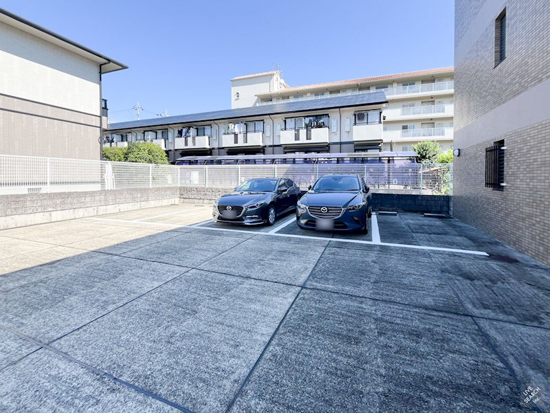 ペレニアルフラックス 駐車場