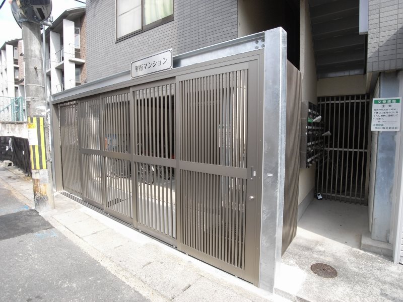 平行マンション エントランス