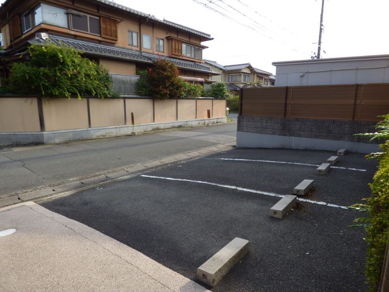 コンチネンタル秀峰 駐車場