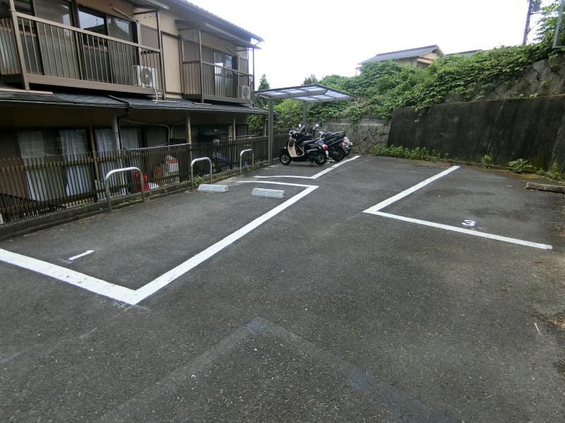 ハイツ滝川 駐車場
