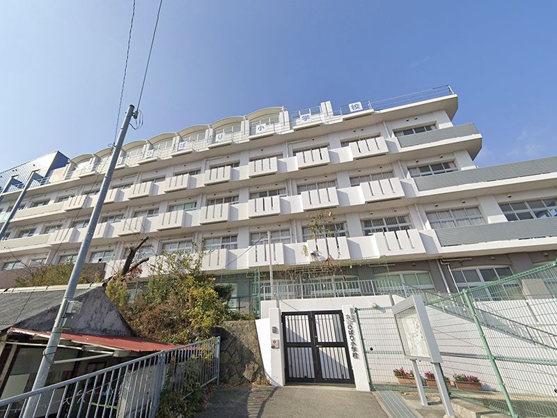 the CASA神戸市長田区鹿松町1丁目　 小学校