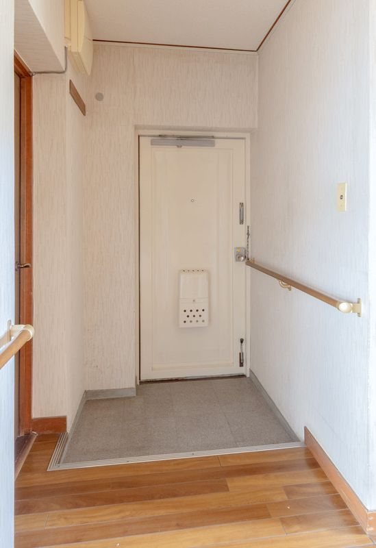 【CASA】 箕面粟生第2住宅第8号棟 現地写真（玄関）