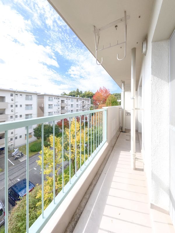 【CASA】 箕面粟生第2住宅第8号棟 現地写真（バルコニー）