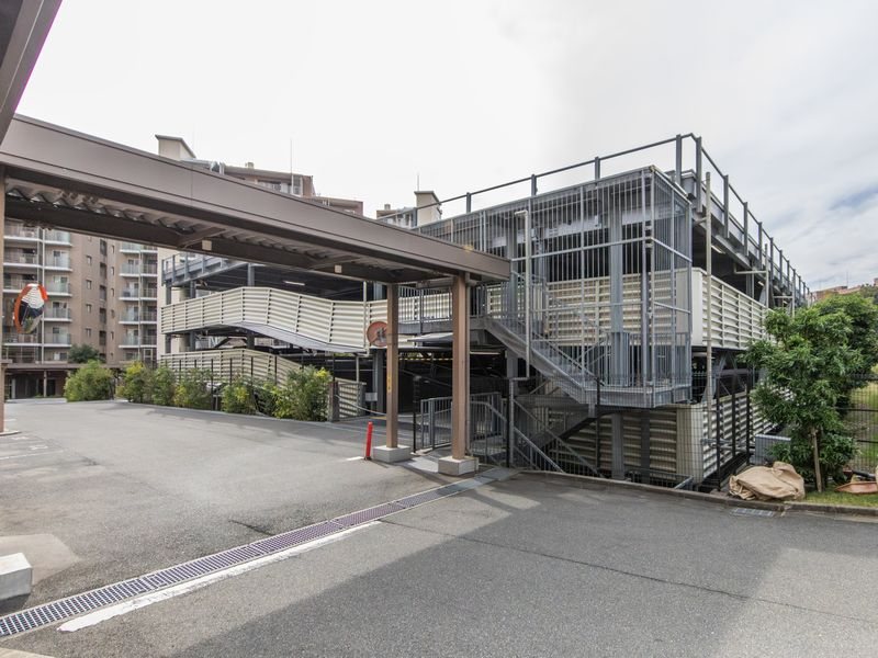 【CASA】 エルグレース彩都箕面C棟 共用部写真（駐車場）