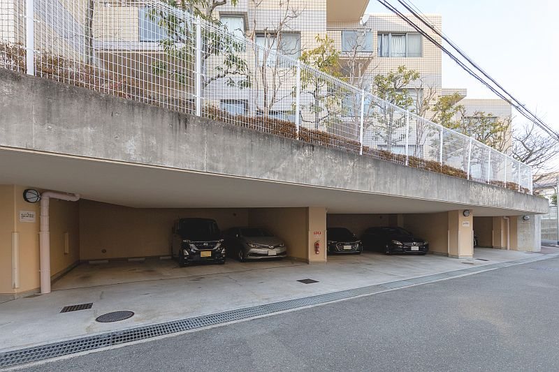 【CASA】ライオンズヒルズ高槻 共用部写真（駐車場）