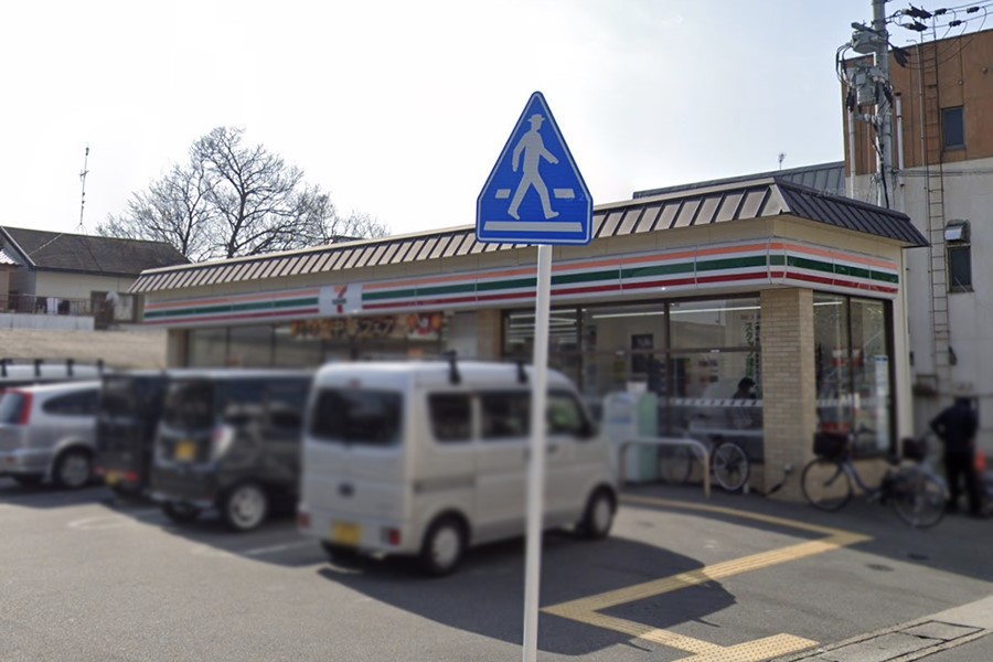 the CASA 京都市伏見区淀下津町 コンビニ