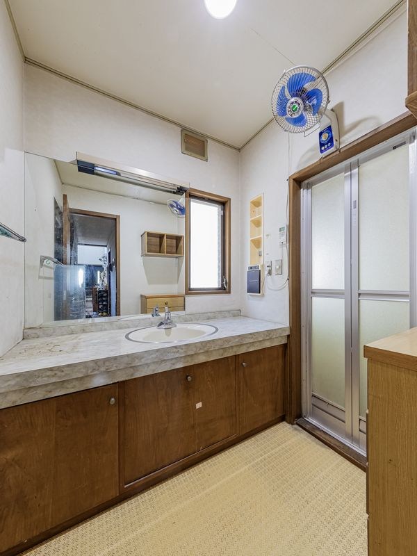 【CASA】 池田市伏尾台3丁目 内観写真（洗面台・洗面所）