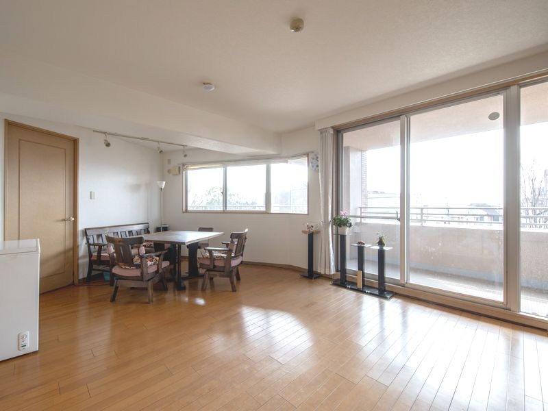 【CASA】ランフォルセ高槻パークガーデン≪LDK25帖超×ワイドスパンバルコニー≫ 内観写真（リビング）