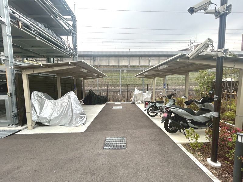 【CASA】ブランニード阪急水無瀬 共用部写真（駐車場）