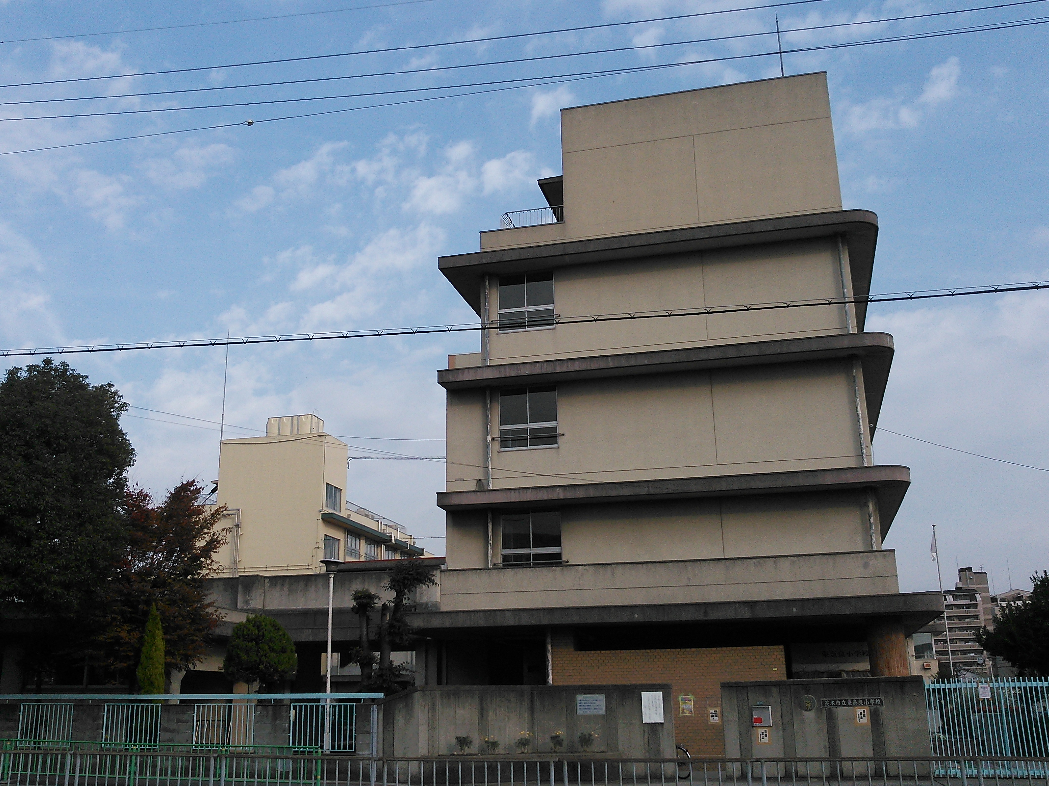 大阪府茨木市東奈良３丁目13 小学校