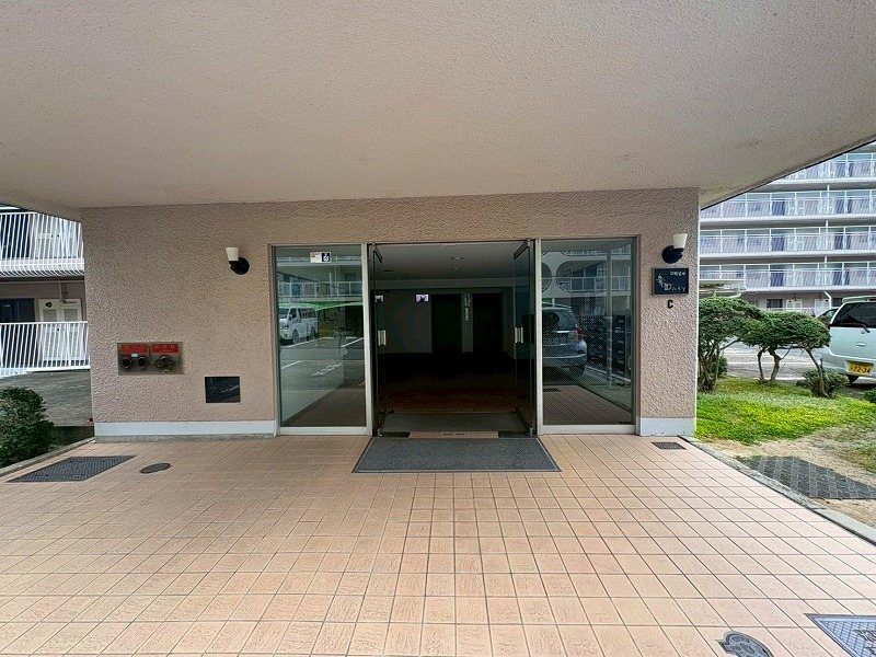 日商岩井箕面ハイツC棟 共用部写真（エントランス）