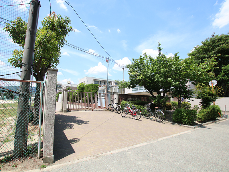 日商岩井箕面ハイツC棟 小学校