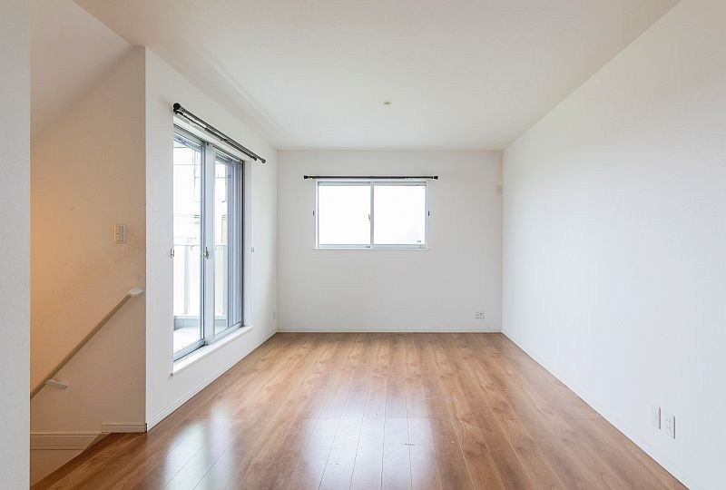 【CASA】高槻市桜ケ丘北町≪北東角地×ビルトインガレージ≫ 内観写真（リビング）