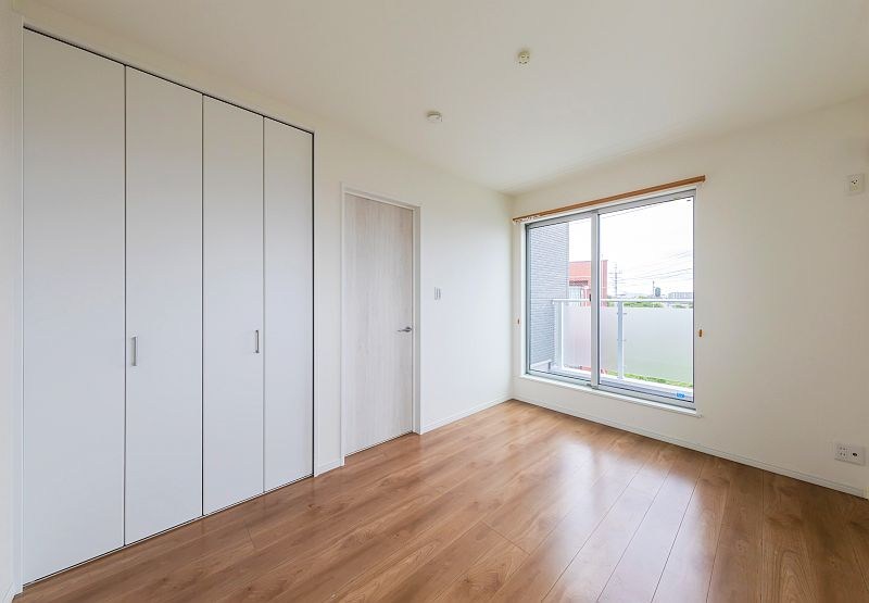 【CASA】高槻市桜ケ丘北町≪北東角地×ビルトインガレージ≫ 内観写真（リビング以外の居室）