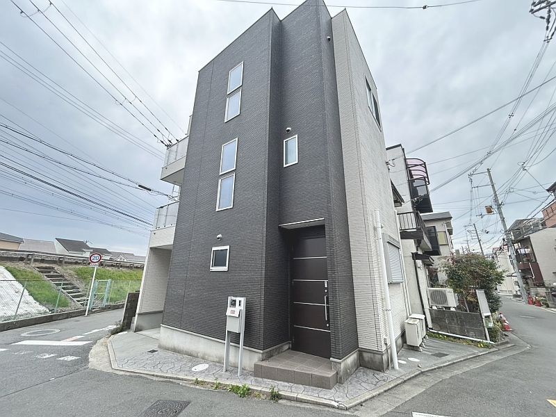 【CASA】高槻市桜ケ丘北町≪北東角地×ビルトインガレージ≫ 現地写真（前面道路含む現地写真）
