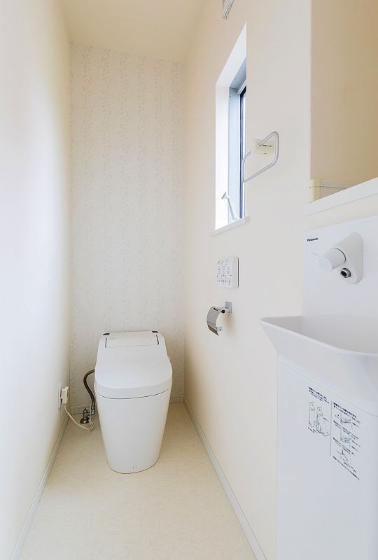 【CASA】高槻市桜ケ丘北町≪北東角地×ビルトインガレージ≫ 内観写真（トイレ）