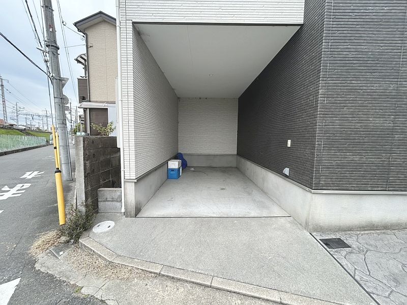 【CASA】高槻市桜ケ丘北町≪北東角地×ビルトインガレージ≫ 現地写真（駐車場）