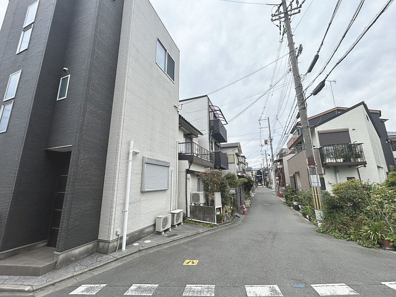 【CASA】高槻市桜ケ丘北町≪北東角地×ビルトインガレージ≫ 現地写真（前面道路含む現地写真）