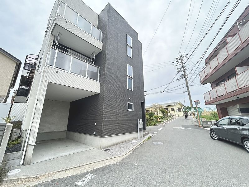 【CASA】高槻市桜ケ丘北町≪北東角地×ビルトインガレージ≫ 現地写真（前面道路含む現地写真）