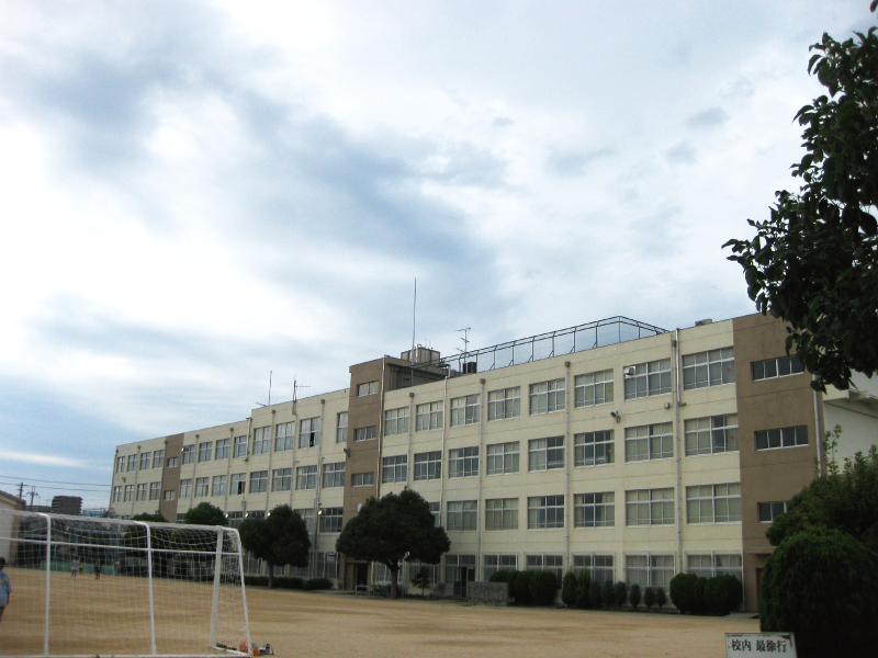 【CASA】高槻市桜ケ丘北町≪北東角地×ビルトインガレージ≫ 小学校