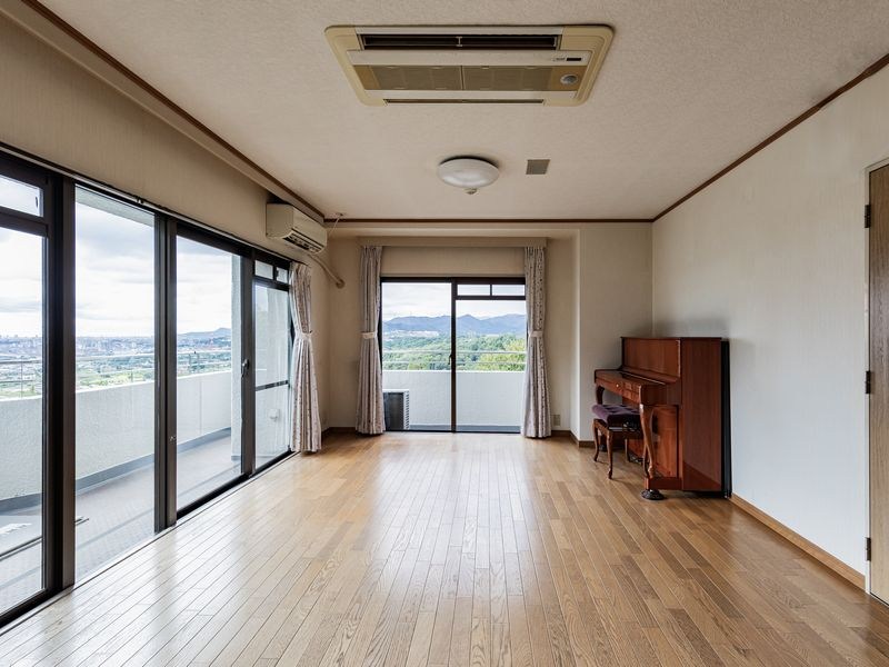 【CASA】 阪急池田伏尾台セラージュ 内観写真（リビング）