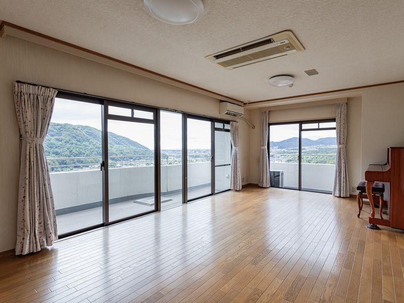 【CASA】 阪急池田伏尾台セラージュ 内観写真（リビング）