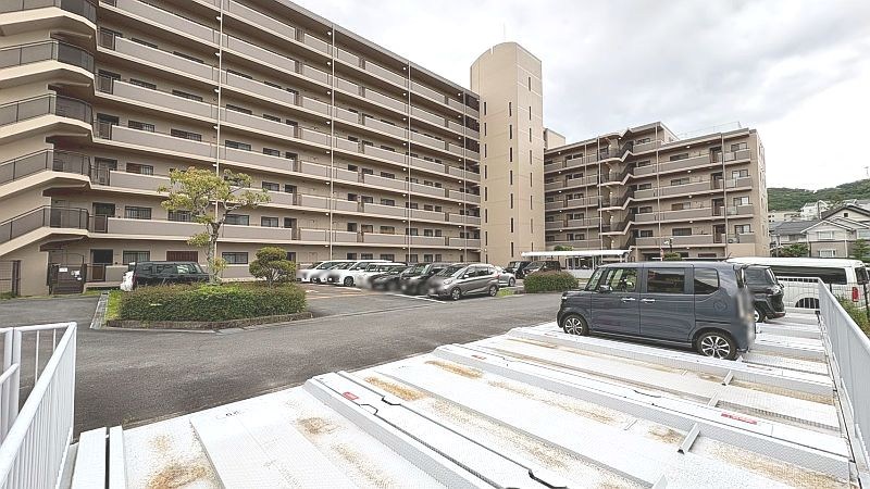 【CASA】プランヴェール高槻阿武山 共用部写真（駐車場）