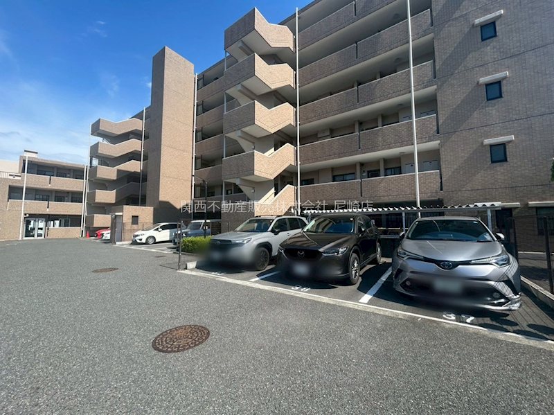 ロイヤルシャトー伊丹行基 共用部写真（駐車場）