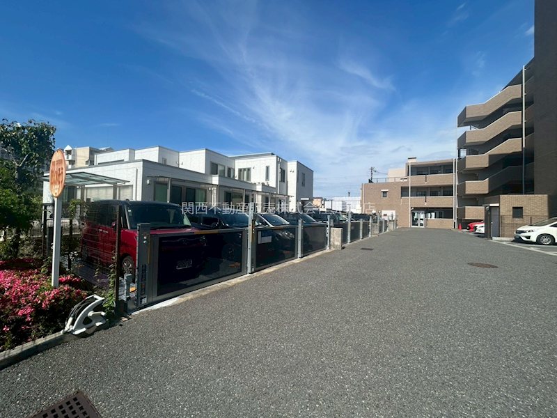 ロイヤルシャトー伊丹行基 共用部写真（駐車場）