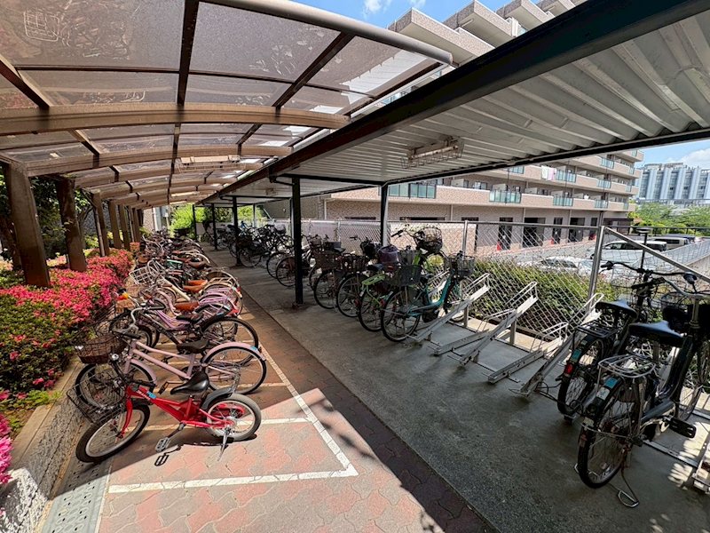 ローレルコート北千里  共用部写真（駐車場）